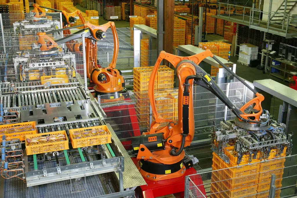 Industrieroboter palettieren Backwaren in einer Fabrikhalle